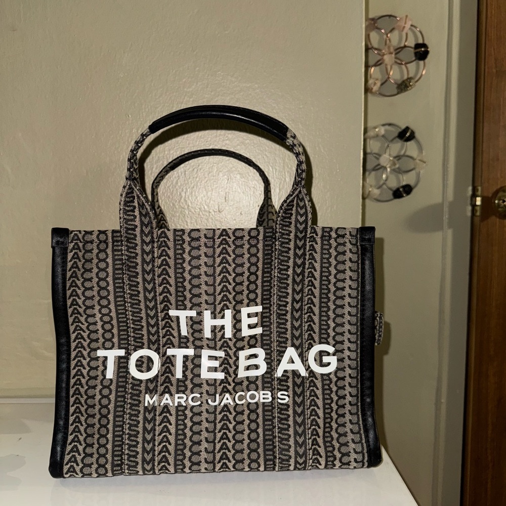 Marc Jacobs - The Medium Tote Bag in Monogram Jacquard